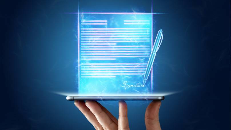 Ilustracija digitalnog pametnog ugovora koji izlazi iz ekrana tablet računara